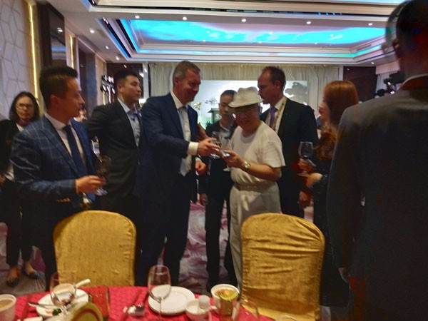 ●德国总统给会长敬酒2.jpg