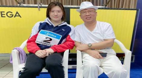董事长应邀出席全国游泳冠军赛暨东京奥运会选拨赛决赛，并为冠亚军颁奖。